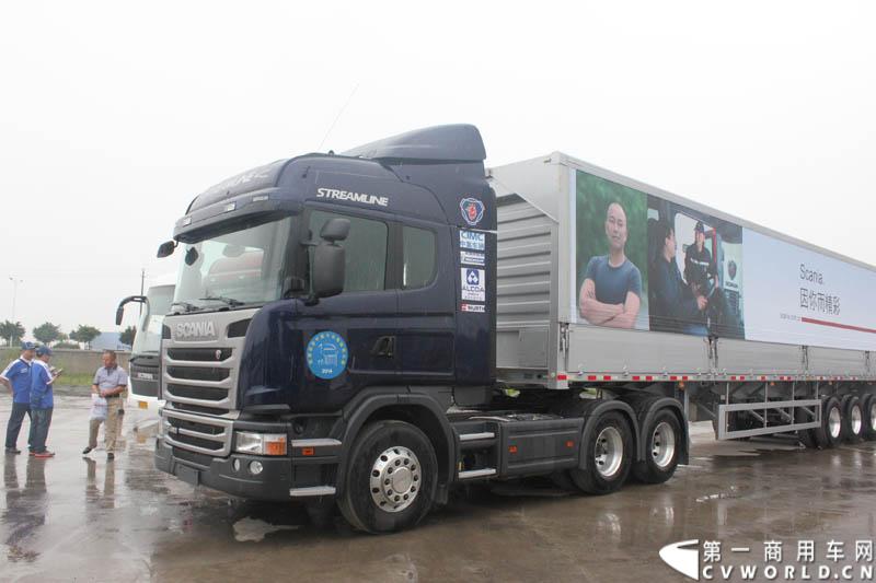 “2014斯堪尼亚中国卡车驾驶员大赛”首站区域赛于6月15日在深圳鸣锣开战。50名顶尖选手从约500名深圳区域报名者中脱颖而出，争夺深圳区域赛的前三甲。图为比赛现场的斯堪尼亚重卡。