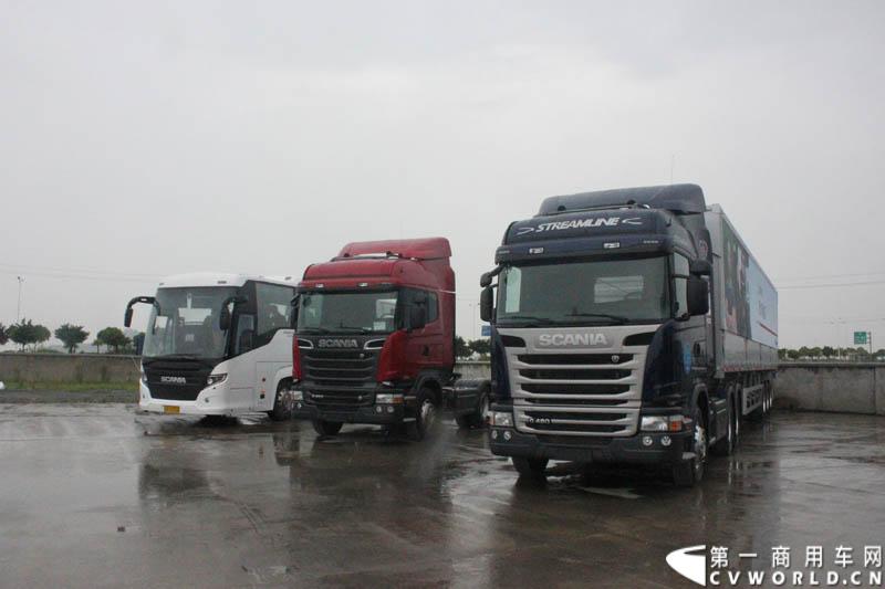 “2014斯堪尼亚中国卡车驾驶员大赛”首站区域赛于6月15日在深圳鸣锣开战。50名顶尖选手从约500名深圳区域报名者中脱颖而出，争夺深圳区域赛的前三甲。图为比赛现场的斯堪尼亚重卡。