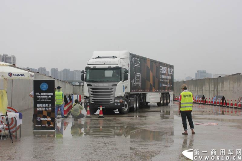 “2014斯堪尼亚中国卡车驾驶员大赛”首站区域赛于6月15日在深圳鸣锣开战。50名顶尖选手从约500名深圳区域报名者中脱颖而出，争夺深圳区域赛的前三甲。图为比赛现场的斯堪尼亚重卡。