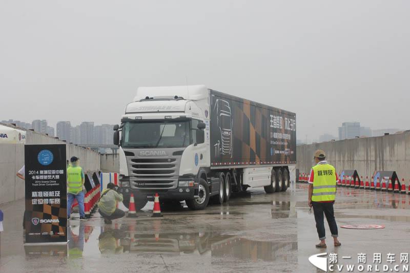 “2014斯堪尼亚中国卡车驾驶员大赛”首站区域赛于6月15日在深圳鸣锣开战。50名顶尖选手从约500名深圳区域报名者中脱颖而出，争夺深圳区域赛的前三甲。图为比赛现场的斯堪尼亚重卡。