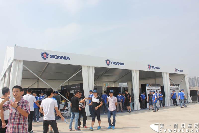 “2014斯堪尼亚中国卡车驾驶员大赛”首站区域赛于6月15日在深圳鸣锣开战。50名顶尖选手从约500名深圳区域报名者中脱颖而出，争夺深圳区域赛的前三甲。图为比赛现场。