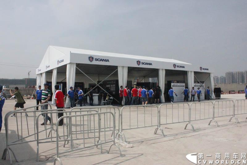 “2014斯堪尼亚中国卡车驾驶员大赛”首站区域赛于6月15日在深圳鸣锣开战。50名顶尖选手从约500名深圳区域报名者中脱颖而出，争夺深圳区域赛的前三甲。图为比赛现场。