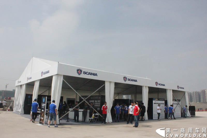 “2014斯堪尼亚中国卡车驾驶员大赛”首站区域赛于6月15日在深圳鸣锣开战。50名顶尖选手从约500名深圳区域报名者中脱颖而出，争夺深圳区域赛的前三甲。图为比赛现场。