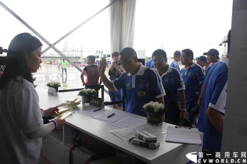 “2014斯堪尼亚中国卡车驾驶员大赛”首站区域赛于6月15日在深圳鸣锣开战。50名顶尖选手从约500名深圳区域报名者中脱颖而出，争夺深圳区域赛的前三甲。图为比赛现场。