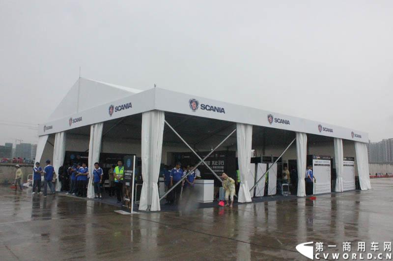 “2014斯堪尼亚中国卡车驾驶员大赛”首站区域赛于6月15日在深圳鸣锣开战。50名顶尖选手从约500名深圳区域报名者中脱颖而出，争夺深圳区域赛的前三甲。图为比赛现场。