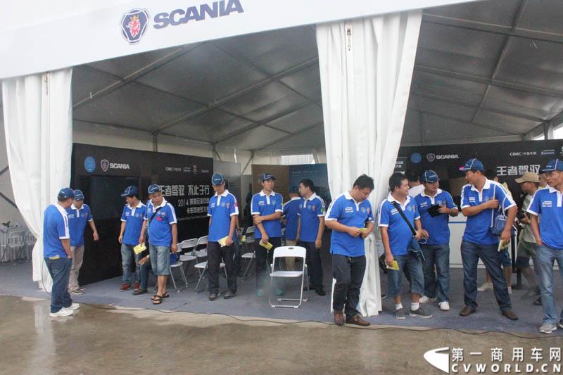 “2014斯堪尼亚中国卡车驾驶员大赛”首站区域赛于6月15日在深圳鸣锣开战。50名顶尖选手从约500名深圳区域报名者中脱颖而出，争夺深圳区域赛的前三甲。图为比赛现场。