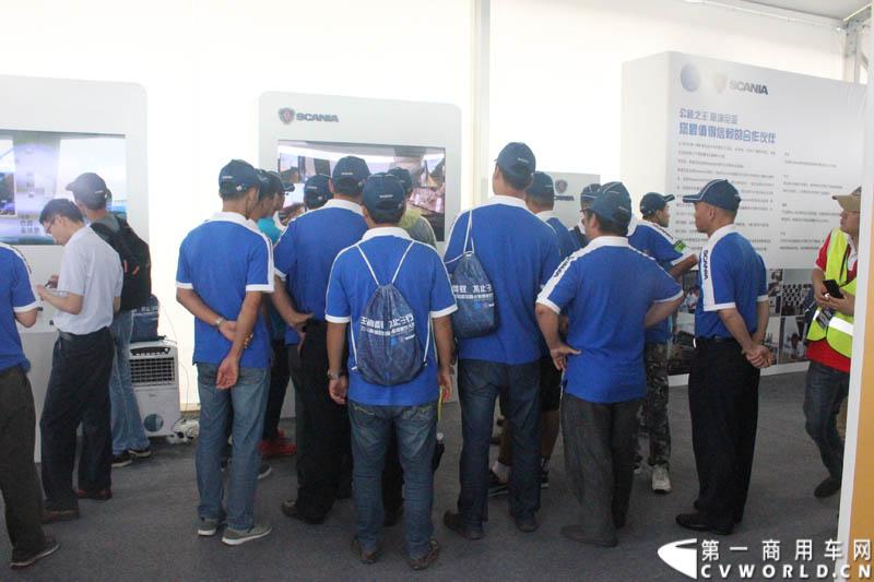 “2014斯堪尼亚中国卡车驾驶员大赛”首站区域赛于6月15日在深圳鸣锣开战。50名顶尖选手从约500名深圳区域报名者中脱颖而出，争夺深圳区域赛的前三甲。图为比赛现场。