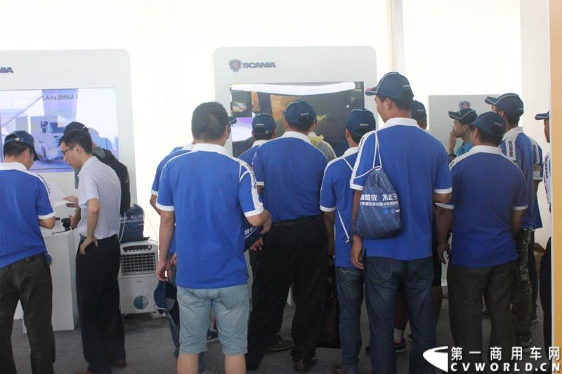 “2014斯堪尼亚中国卡车驾驶员大赛”首站区域赛于6月15日在深圳鸣锣开战。50名顶尖选手从约500名深圳区域报名者中脱颖而出，争夺深圳区域赛的前三甲。图为比赛现场。