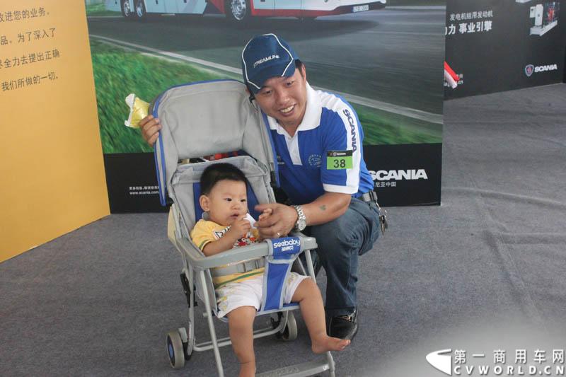 “2014斯堪尼亚中国卡车驾驶员大赛”首站区域赛于6月15日在深圳鸣锣开战。50名顶尖选手从约500名深圳区域报名者中脱颖而出，争夺深圳区域赛的前三甲。图为比赛现场。