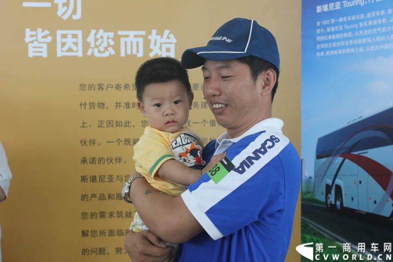 “2014斯堪尼亚中国卡车驾驶员大赛”首站区域赛于6月15日在深圳鸣锣开战。50名顶尖选手从约500名深圳区域报名者中脱颖而出，争夺深圳区域赛的前三甲。图为比赛现场。