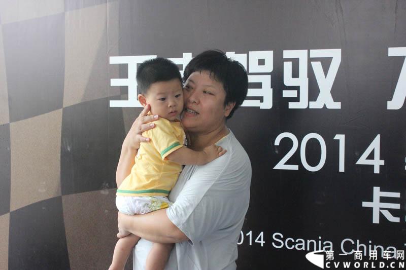 “2014斯堪尼亚中国卡车驾驶员大赛”首站区域赛于6月15日在深圳鸣锣开战。50名顶尖选手从约500名深圳区域报名者中脱颖而出，争夺深圳区域赛的前三甲。图为比赛现场。