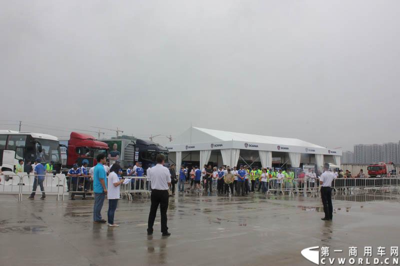 “2014斯堪尼亚中国卡车驾驶员大赛”首站区域赛于6月15日在深圳鸣锣开战。50名顶尖选手从约500名深圳区域报名者中脱颖而出，争夺深圳区域赛的前三甲。图为比赛现场。