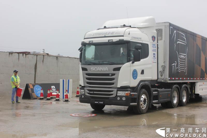 “2014斯堪尼亚中国卡车驾驶员大赛”首站区域赛于6月15日在深圳鸣锣开战。50名顶尖选手从约500名深圳区域报名者中脱颖而出，争夺深圳区域赛的前三甲。图为比赛现场。