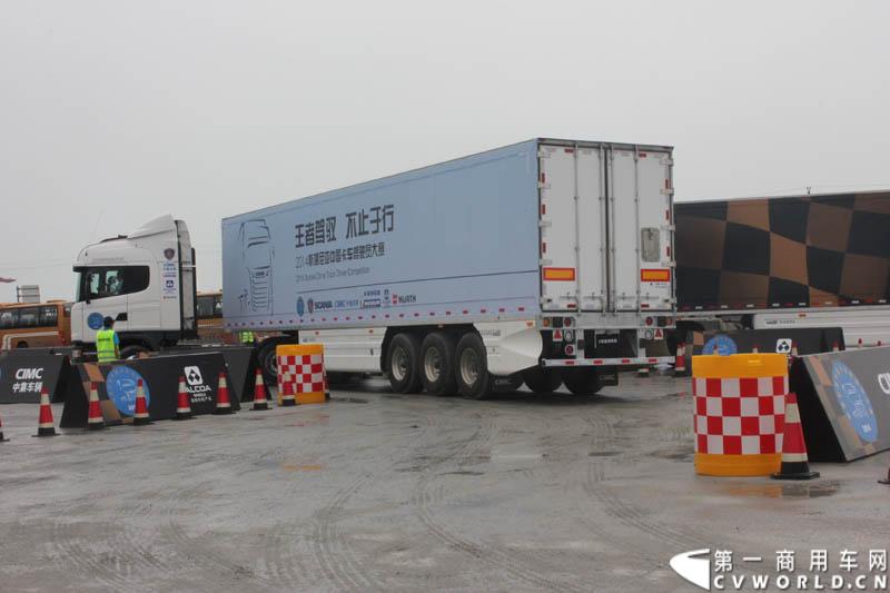 “2014斯堪尼亚中国卡车驾驶员大赛”首站区域赛于6月15日在深圳鸣锣开战。50名顶尖选手从约500名深圳区域报名者中脱颖而出，争夺深圳区域赛的前三甲。图为比赛现场。