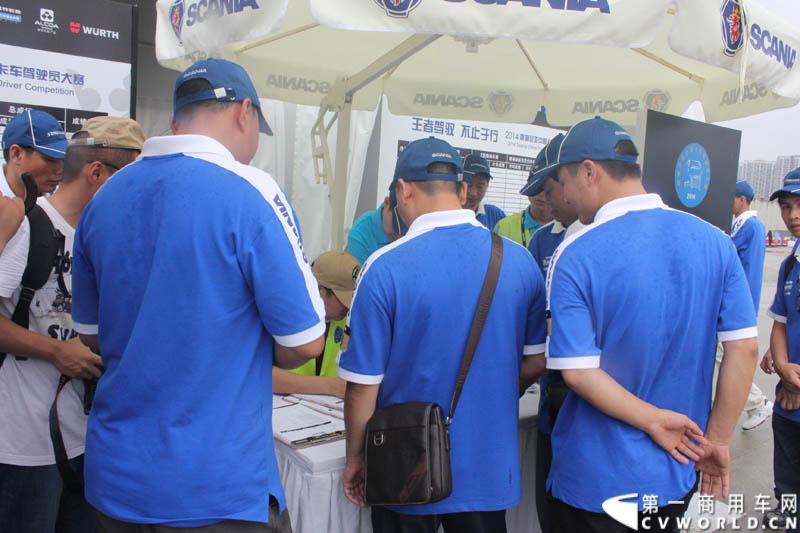 “2014斯堪尼亚中国卡车驾驶员大赛”首站区域赛于6月15日在深圳鸣锣开战。50名顶尖选手从约500名深圳区域报名者中脱颖而出，争夺深圳区域赛的前三甲。图为比赛现场。