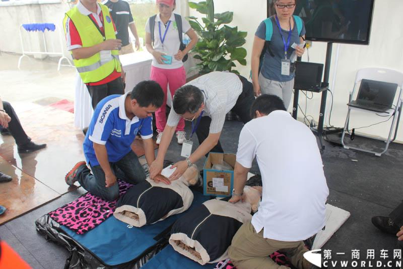 “2014斯堪尼亚中国卡车驾驶员大赛”首站区域赛于6月15日在深圳鸣锣开战。50名顶尖选手从约500名深圳区域报名者中脱颖而出，争夺深圳区域赛的前三甲。图为比赛现场。