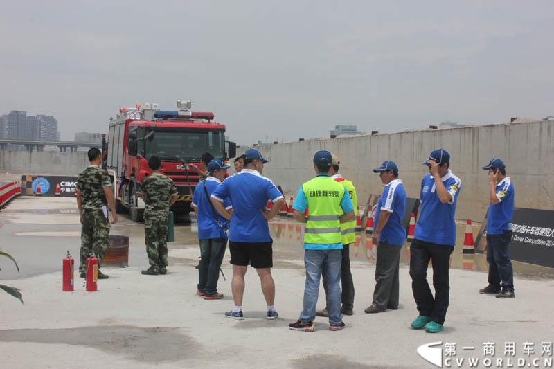 “2014斯堪尼亚中国卡车驾驶员大赛”首站区域赛于6月15日在深圳鸣锣开战。50名顶尖选手从约500名深圳区域报名者中脱颖而出，争夺深圳区域赛的前三甲。图为比赛现场。