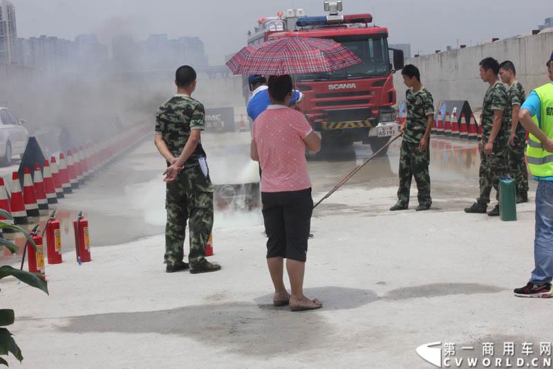 “2014斯堪尼亚中国卡车驾驶员大赛”首站区域赛于6月15日在深圳鸣锣开战。50名顶尖选手从约500名深圳区域报名者中脱颖而出，争夺深圳区域赛的前三甲。图为比赛现场。