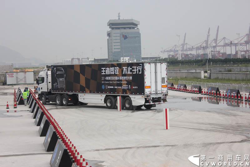 “2014斯堪尼亚中国卡车驾驶员大赛”首站区域赛于6月15日在深圳鸣锣开战。50名顶尖选手从约500名深圳区域报名者中脱颖而出，争夺深圳区域赛的前三甲。图为比赛现场。