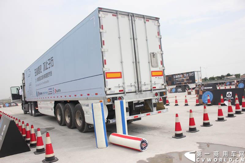 “2014斯堪尼亚中国卡车驾驶员大赛”首站区域赛于6月15日在深圳鸣锣开战。50名顶尖选手从约500名深圳区域报名者中脱颖而出，争夺深圳区域赛的前三甲。图为比赛现场。