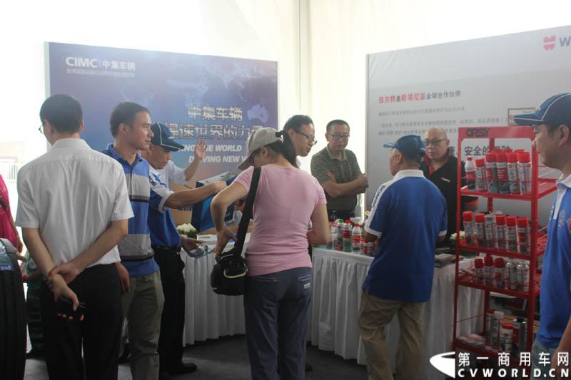 “2014斯堪尼亚中国卡车驾驶员大赛”首站区域赛于6月15日在深圳鸣锣开战。50名顶尖选手从约500名深圳区域报名者中脱颖而出，争夺深圳区域赛的前三甲。图为比赛现场。