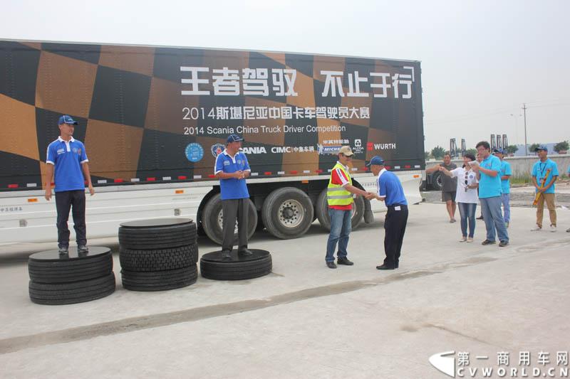 “2014斯堪尼亚中国卡车驾驶员大赛”首站区域赛于6月15日在深圳鸣锣开战。50名顶尖选手从约500名深圳区域报名者中脱颖而出，争夺深圳区域赛的前三甲。图为颁奖仪式。