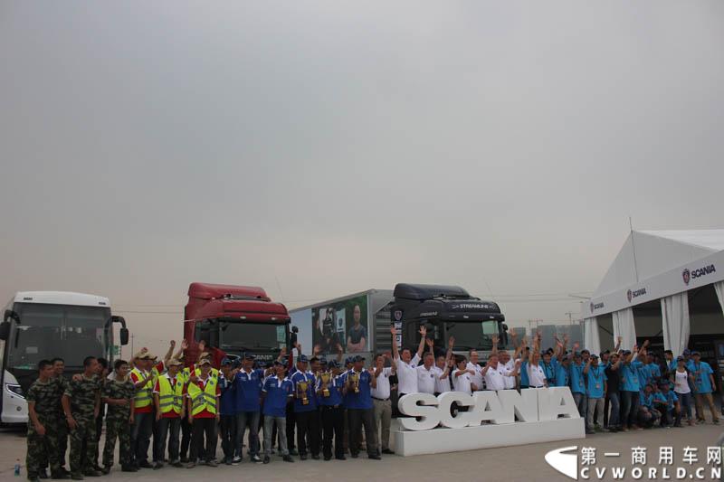 “2014斯堪尼亚中国卡车驾驶员大赛”首站区域赛于6月15日在深圳鸣锣开战。50名顶尖选手从约500名深圳区域报名者中脱颖而出，争夺深圳区域赛的前三甲。图为选手合影。