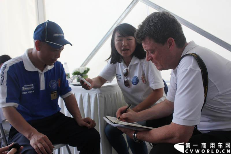 “2014斯堪尼亚中国卡车驾驶员大赛”首站区域赛于6月15日在深圳鸣锣开战。50名顶尖选手从约500名深圳区域报名者中脱颖而出，争夺深圳区域赛的前三甲。图为比赛现场。