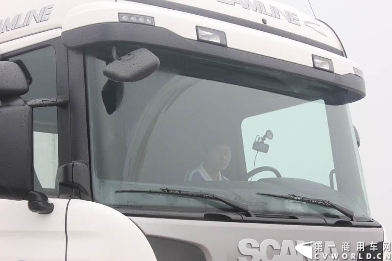 “2014斯堪尼亚中国卡车驾驶员大赛”首站区域赛于6月15日在深圳鸣锣开战。50名顶尖选手从约500名深圳区域报名者中脱颖而出，争夺深圳区域赛的前三甲。图为比赛现场。