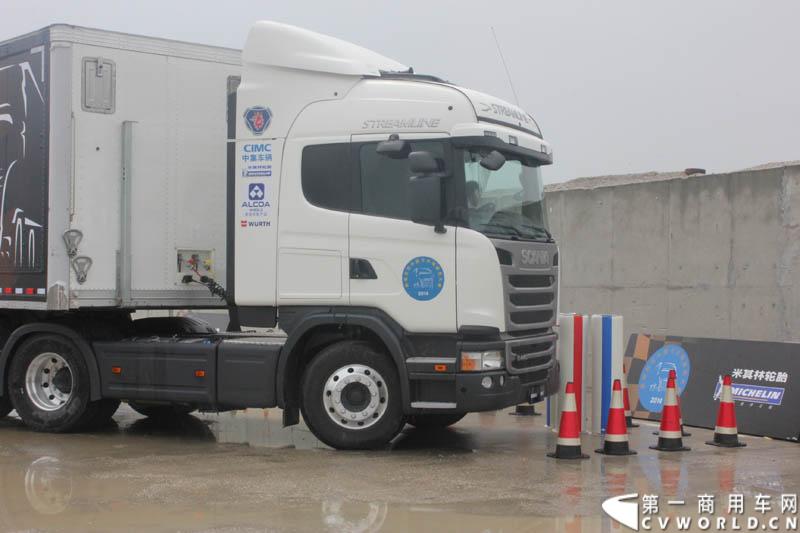 “2014斯堪尼亚中国卡车驾驶员大赛”首站区域赛于6月15日在深圳鸣锣开战。50名顶尖选手从约500名深圳区域报名者中脱颖而出，争夺深圳区域赛的前三甲。图为比赛现场。