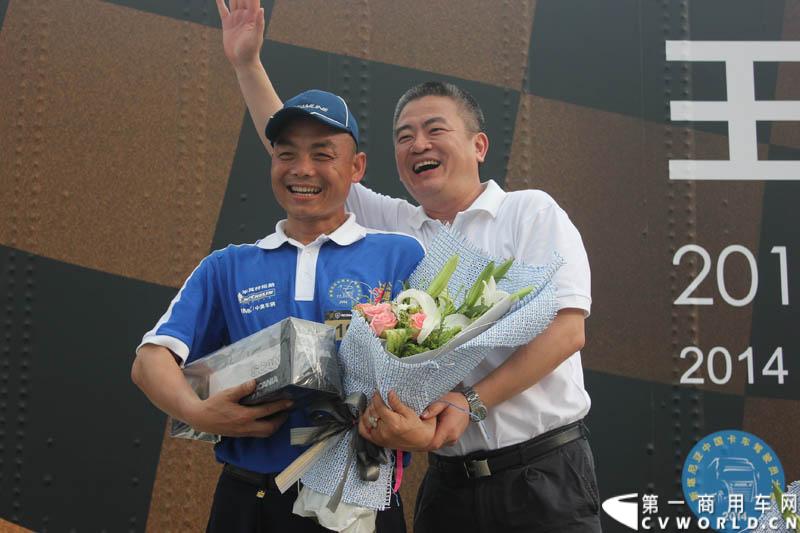 “2014斯堪尼亚中国卡车驾驶员大赛”首站区域赛于6月15日在深圳鸣锣开战。50名顶尖选手从约500名深圳区域报名者中脱颖而出，争夺深圳区域赛的前三甲。图为颁奖仪式。