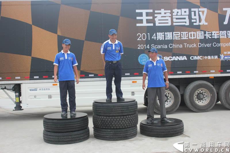 “2014斯堪尼亚中国卡车驾驶员大赛”首站区域赛于6月15日在深圳鸣锣开战。50名顶尖选手从约500名深圳区域报名者中脱颖而出，争夺深圳区域赛的前三甲。图为颁奖仪式。