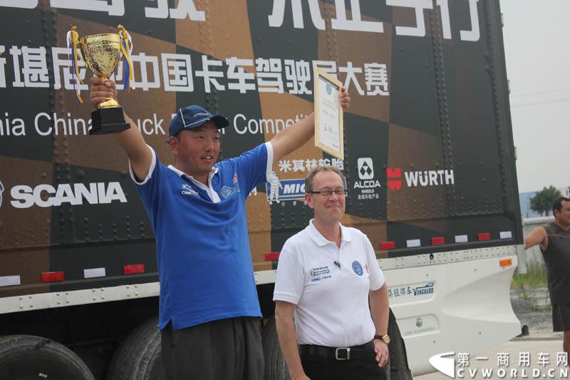 “2014斯堪尼亚中国卡车驾驶员大赛”首站区域赛于6月15日在深圳鸣锣开战。50名顶尖选手从约500名深圳区域报名者中脱颖而出，争夺深圳区域赛的前三甲。图为颁奖仪式。