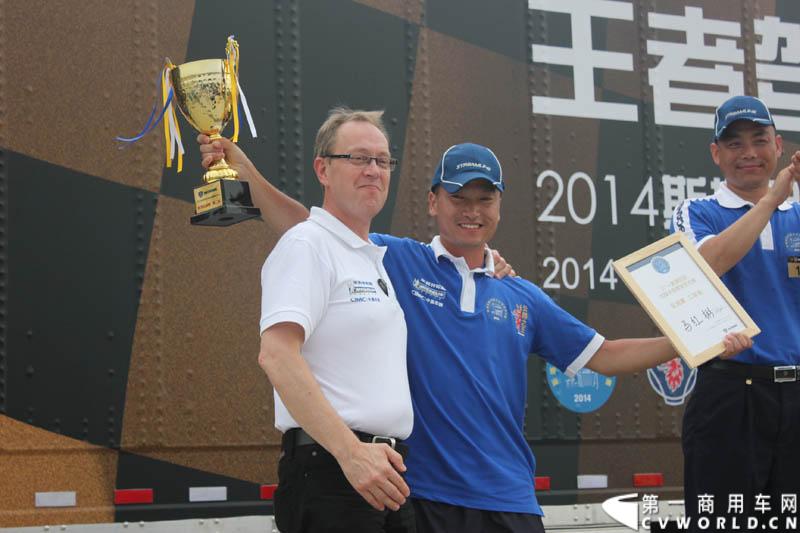“2014斯堪尼亚中国卡车驾驶员大赛”首站区域赛于6月15日在深圳鸣锣开战。50名顶尖选手从约500名深圳区域报名者中脱颖而出，争夺深圳区域赛的前三甲。图为颁奖仪式。