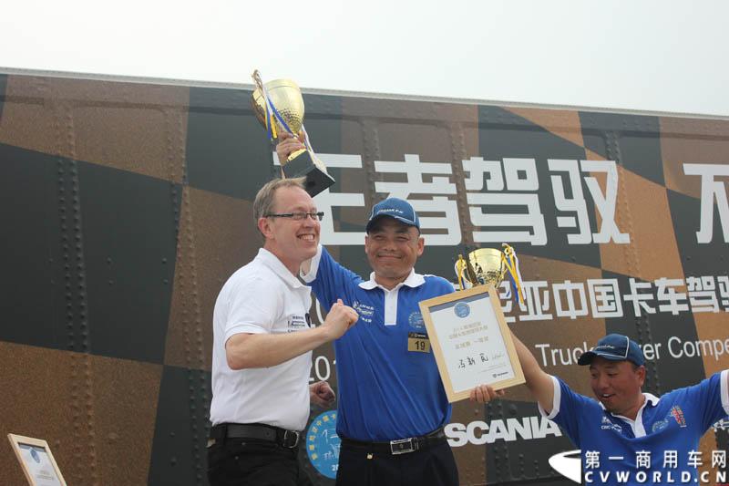 “2014斯堪尼亚中国卡车驾驶员大赛”首站区域赛于6月15日在深圳鸣锣开战。50名顶尖选手从约500名深圳区域报名者中脱颖而出，争夺深圳区域赛的前三甲。图为颁奖仪式。
