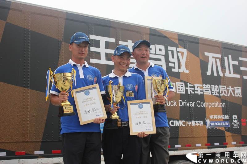 “2014斯堪尼亚中国卡车驾驶员大赛”首站区域赛于6月15日在深圳鸣锣开战。50名顶尖选手从约500名深圳区域报名者中脱颖而出，争夺深圳区域赛的前三甲。图为颁奖仪式。