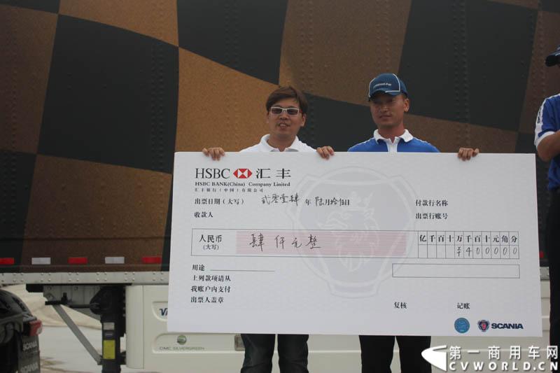 “2014斯堪尼亚中国卡车驾驶员大赛”首站区域赛于6月15日在深圳鸣锣开战。50名顶尖选手从约500名深圳区域报名者中脱颖而出，争夺深圳区域赛的前三甲。图为颁奖仪式。