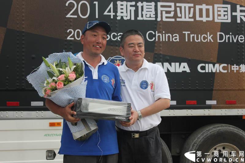 “2014斯堪尼亚中国卡车驾驶员大赛”首站区域赛于6月15日在深圳鸣锣开战。50名顶尖选手从约500名深圳区域报名者中脱颖而出，争夺深圳区域赛的前三甲。图为颁奖仪式。