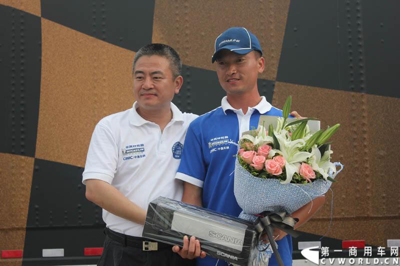 “2014斯堪尼亚中国卡车驾驶员大赛”首站区域赛于6月15日在深圳鸣锣开战。50名顶尖选手从约500名深圳区域报名者中脱颖而出，争夺深圳区域赛的前三甲。图为颁奖仪式。