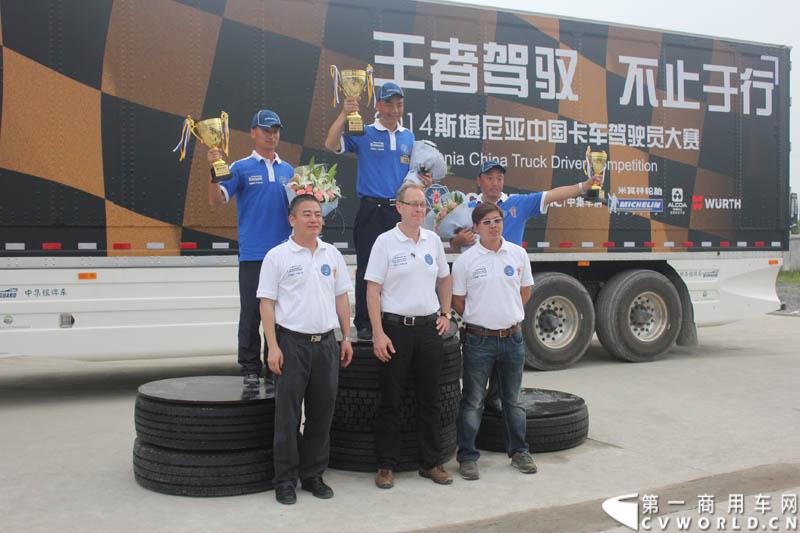 “2014斯堪尼亚中国卡车驾驶员大赛”首站区域赛于6月15日在深圳鸣锣开战。50名顶尖选手从约500名深圳区域报名者中脱颖而出，争夺深圳区域赛的前三甲。图为合影。