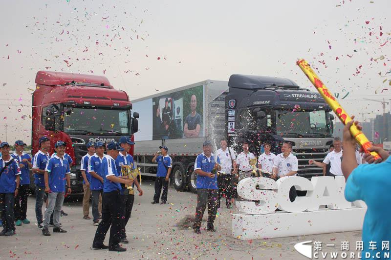 “2014斯堪尼亚中国卡车驾驶员大赛”首站区域赛于6月15日在深圳鸣锣开战。50名顶尖选手从约500名深圳区域报名者中脱颖而出，争夺深圳区域赛的前三甲。图为合影。