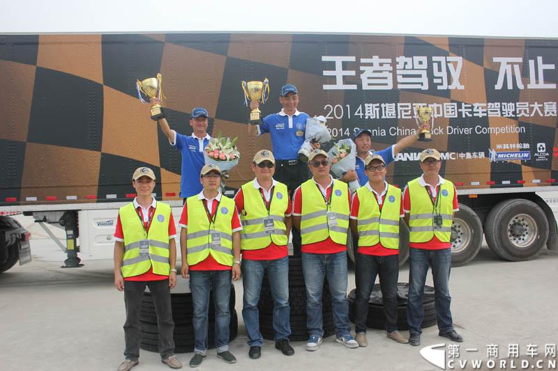 “2014斯堪尼亚中国卡车驾驶员大赛”首站区域赛于6月15日在深圳鸣锣开战。50名顶尖选手从约500名深圳区域报名者中脱颖而出，争夺深圳区域赛的前三甲。图为合影。