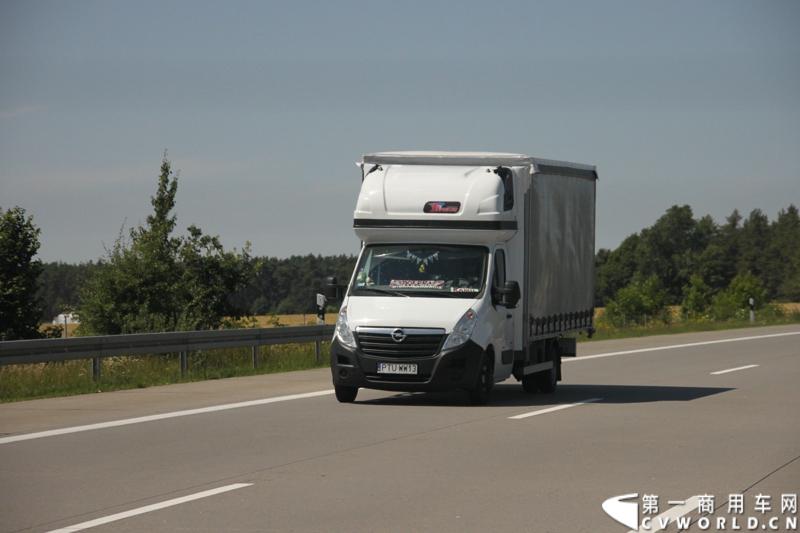 7月3日，奔驰未来卡车2025在德国马格德堡首发，第一商用车网记者有幸在现场见证了该首发仪式。除却奔驰未来卡车2025的自主驾驶功能给记者带来的不小的震撼外，而在柏林至马格德堡的高速公路上，形形色色的欧洲卡车也给记者带来一次非同凡响的视觉盛宴，正所谓独乐乐，不如众乐乐，一起来感受不一样的视觉冲击吧！