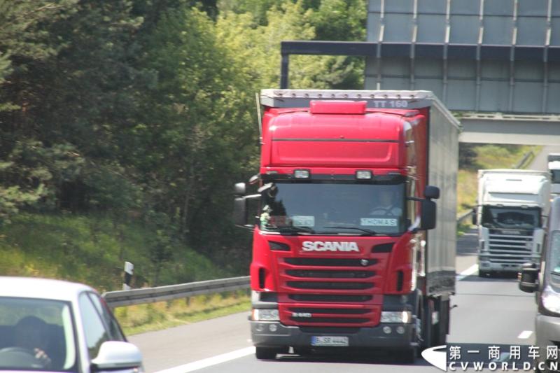 7月3日，奔驰未来卡车2025在德国马格德堡首发，第一商用车网记者有幸在现场见证了该首发仪式。除却奔驰未来卡车2025的自主驾驶功能给记者带来的不小的震撼外，而在柏林至马格德堡的高速公路上，形形色色的欧洲卡车也给记者带来一次非同凡响的视觉盛宴，正所谓独乐乐，不如众乐乐，一起来感受不一样的视觉冲击吧！