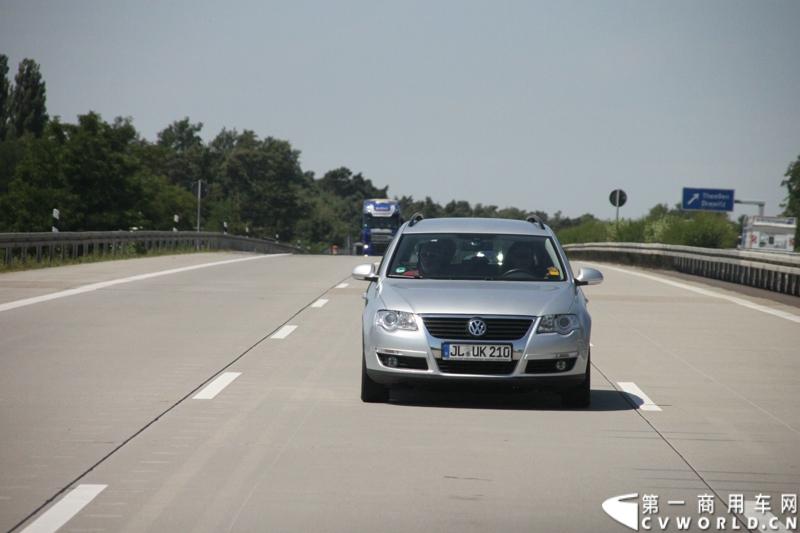 7月3日，奔驰未来卡车2025在德国马格德堡首发，第一商用车网记者有幸在现场见证了该首发仪式。除却奔驰未来卡车2025的自主驾驶功能给记者带来的不小的震撼外，而在柏林至马格德堡的高速公路上，形形色色的欧洲卡车也给记者带来一次非同凡响的视觉盛宴，正所谓独乐乐，不如众乐乐，一起来感受不一样的视觉冲击吧！