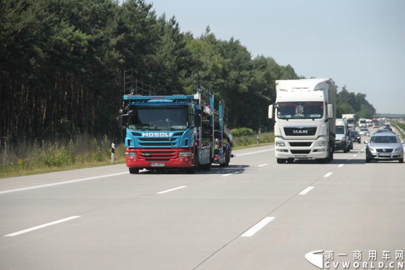 7月3日，奔驰未来卡车2025在德国马格德堡首发，第一商用车网记者有幸在现场见证了该首发仪式。除却奔驰未来卡车2025的自主驾驶功能给记者带来的不小的震撼外，而在柏林至马格德堡的高速公路上，形形色色的欧洲卡车也给记者带来一次非同凡响的视觉盛宴，正所谓独乐乐，不如众乐乐，一起来感受不一样的视觉冲击吧！
