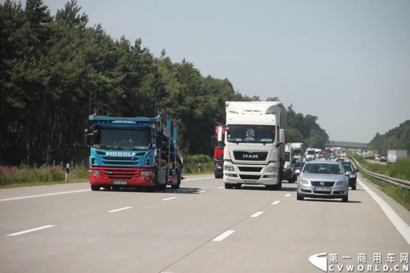 7月3日，奔驰未来卡车2025在德国马格德堡首发，第一商用车网记者有幸在现场见证了该首发仪式。除却奔驰未来卡车2025的自主驾驶功能给记者带来的不小的震撼外，而在柏林至马格德堡的高速公路上，形形色色的欧洲卡车也给记者带来一次非同凡响的视觉盛宴，正所谓独乐乐，不如众乐乐，一起来感受不一样的视觉冲击吧！