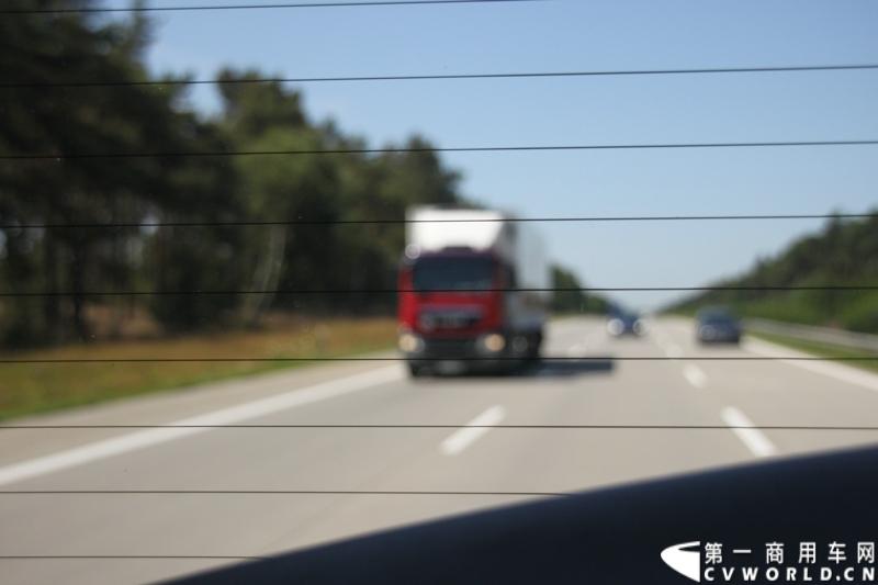 7月3日，奔驰未来卡车2025在德国马格德堡首发，第一商用车网记者有幸在现场见证了该首发仪式。除却奔驰未来卡车2025的自主驾驶功能给记者带来的不小的震撼外，而在柏林至马格德堡的高速公路上，形形色色的欧洲卡车也给记者带来一次非同凡响的视觉盛宴，正所谓独乐乐，不如众乐乐，一起来感受不一样的视觉冲击吧！