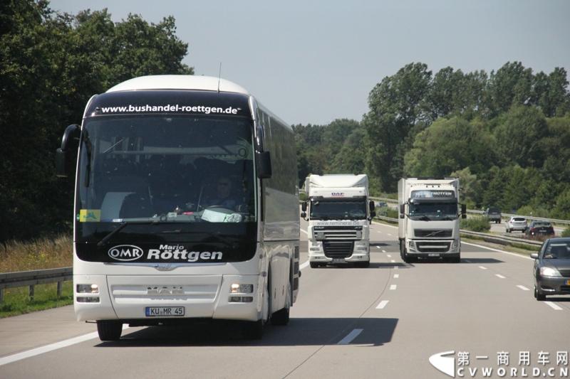 7月3日，奔驰未来卡车2025在德国马格德堡首发，第一商用车网记者有幸在现场见证了该首发仪式。除却奔驰未来卡车2025的自主驾驶功能给记者带来的不小的震撼外，而在柏林至马格德堡的高速公路上，形形色色的欧洲卡车也给记者带来一次非同凡响的视觉盛宴，正所谓独乐乐，不如众乐乐，一起来感受不一样的视觉冲击吧！