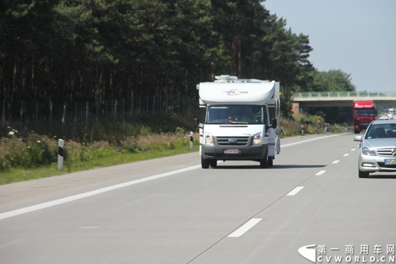 7月3日，奔驰未来卡车2025在德国马格德堡首发，第一商用车网记者有幸在现场见证了该首发仪式。除却奔驰未来卡车2025的自主驾驶功能给记者带来的不小的震撼外，而在柏林至马格德堡的高速公路上，形形色色的欧洲卡车也给记者带来一次非同凡响的视觉盛宴，正所谓独乐乐，不如众乐乐，一起来感受不一样的视觉冲击吧！